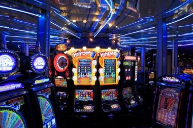 situs66 crash game showing real-time multiplier climbing from 1.0x with player stakes and automatic cashout targets displayed